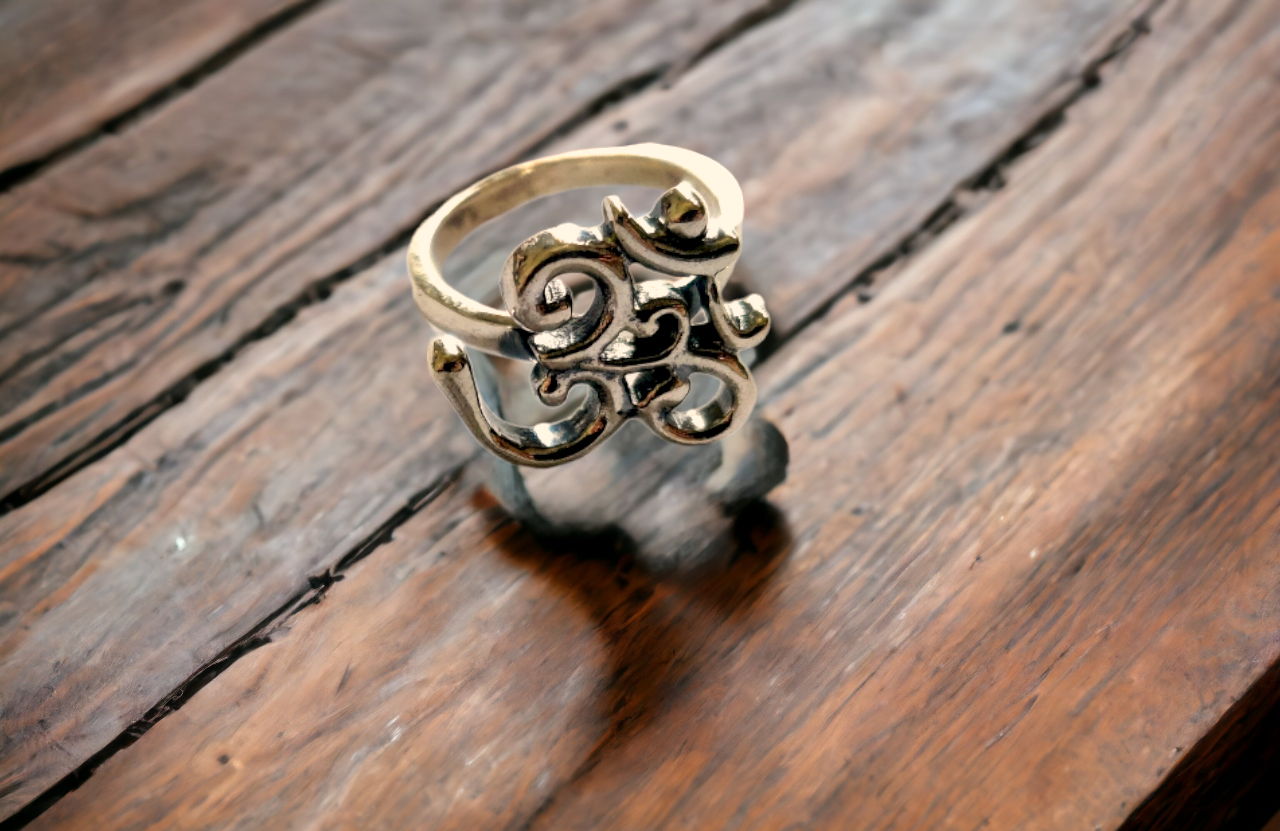 silver jewellery is considered a wise investment due to its enduring value and sustainable nature. Over time, the monetary worth of sterling silver pieces often appreciates, adding a practical aspect to this beautiful piece.
This ring also aligns with the principles of sustainable fashion. By choosing sterling silver, buyers contribute to an eco-friendly approach to jewellery. It’s a durable and recyclable material, making it an excellent choice for those who value environmentally-conscious purchases. Prop