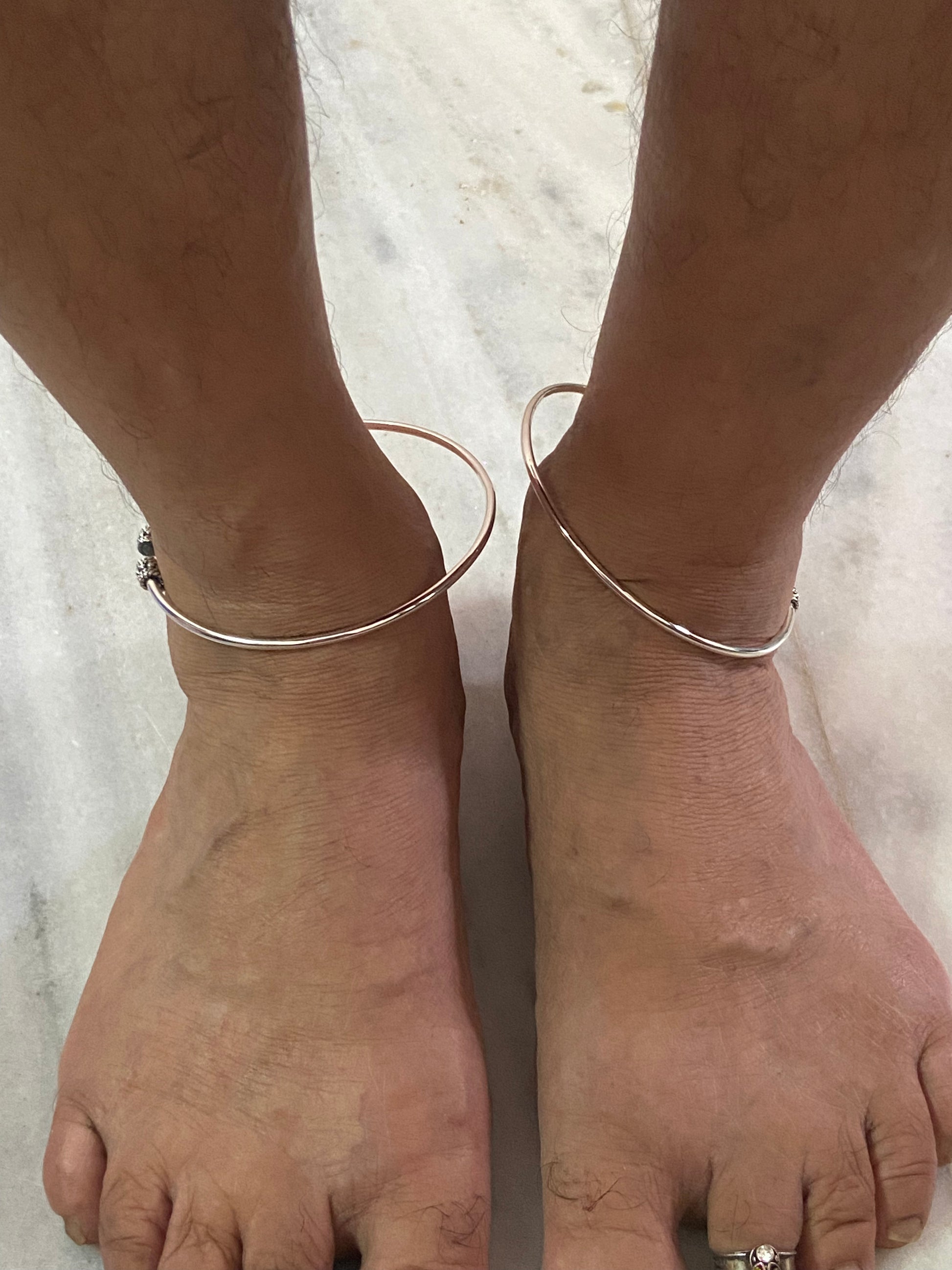 Its circular form and solid construction create a statement look that instantly enhances any outfit, making it an ideal accessory for women who appreciate authentic handmade jewelry.
The anklet features a classic tribal-inspired design that draws inspiration from traditional ornaments worn by nomadic communities across Rajasthan and other parts of India.
