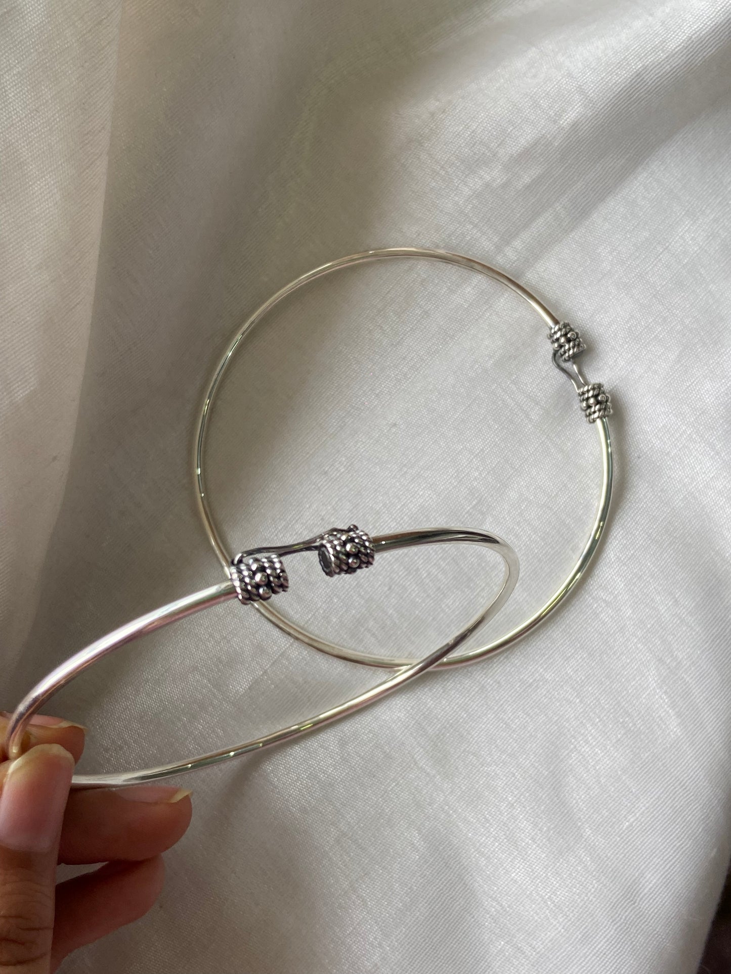 The smooth silver finish highlights the purity of the metal while giving the piece a sophisticated and refined appeal. Unlike delicate chain anklets, this kada-style payal offers a strong and distinctive presence, making it a standout addition to any jewelry collection. Its elegant simplicity allows it to complement both traditional and contemporary wardrobes with ease.
Crafted from genuine 925 sterling silver, this anklet is designed for durability, comfort, and long-lasting beauty.The premium silver const