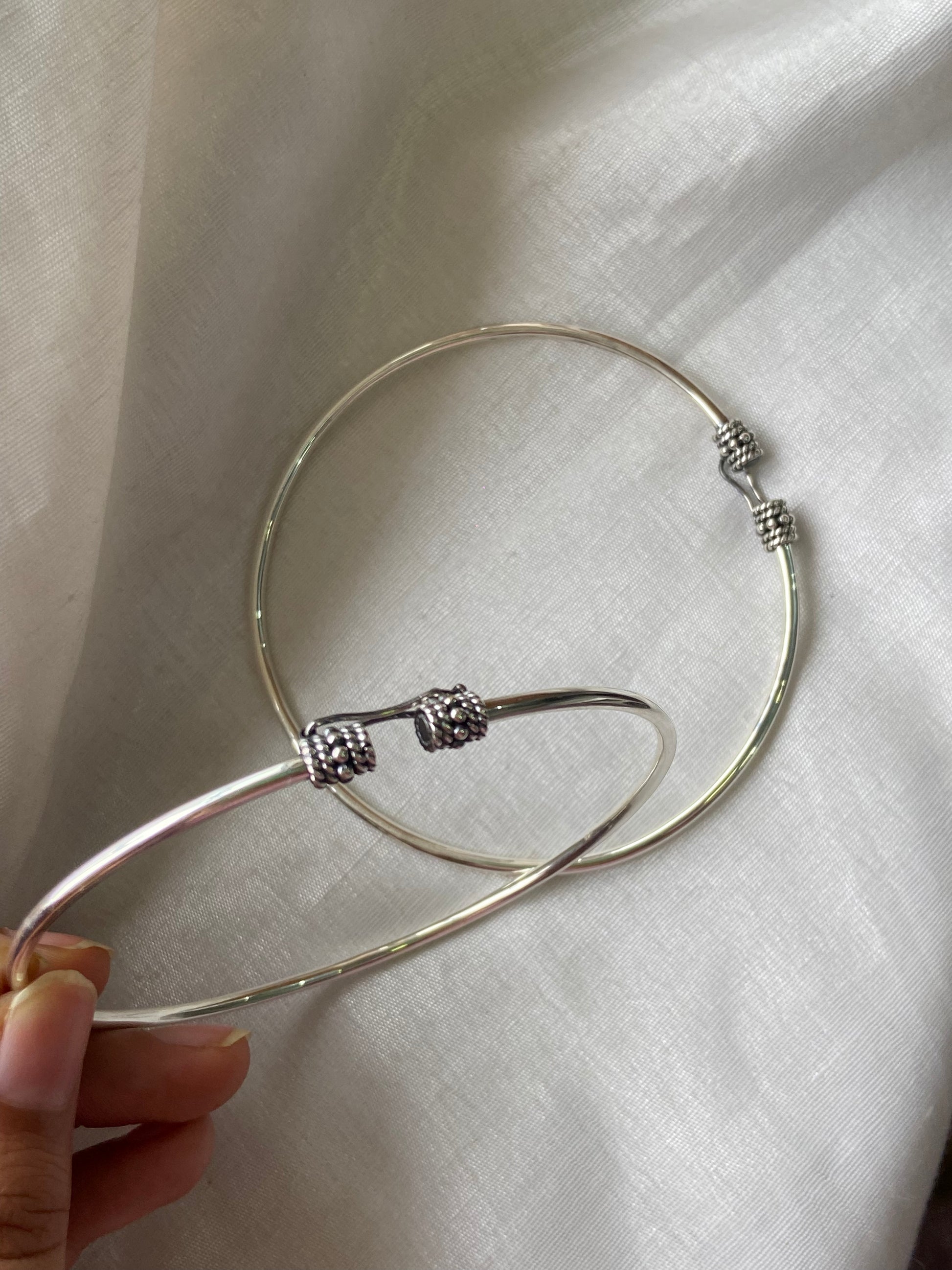 The smooth silver finish highlights the purity of the metal while giving the piece a sophisticated and refined appeal. Unlike delicate chain anklets, this kada-style payal offers a strong and distinctive presence, making it a standout addition to any jewelry collection. Its elegant simplicity allows it to complement both traditional and contemporary wardrobes with ease.
Crafted from genuine 925 sterling silver, this anklet is designed for durability, comfort, and long-lasting beauty.The premium silver const