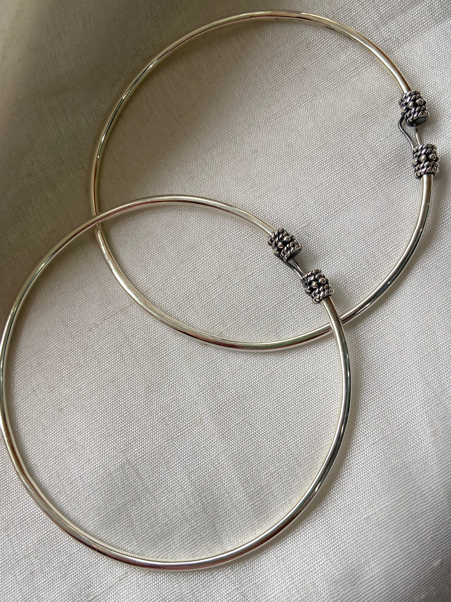 Celebrate the beauty of traditional Indian craftsmanship with this exquisite 925 Sterling Silver Banjara Style Anklet Payal Kadda for Women. Inspired by the rich heritage of Banjara and tribal jewelry, this anklet showcases a bold kada-style silhouette that beautifully blends cultural elegance with timeless fashion. Handcrafted in pure 925 sterling silver, the design reflects the artistry of skilled craftsmen while maintaining a minimalist yet striking appearance