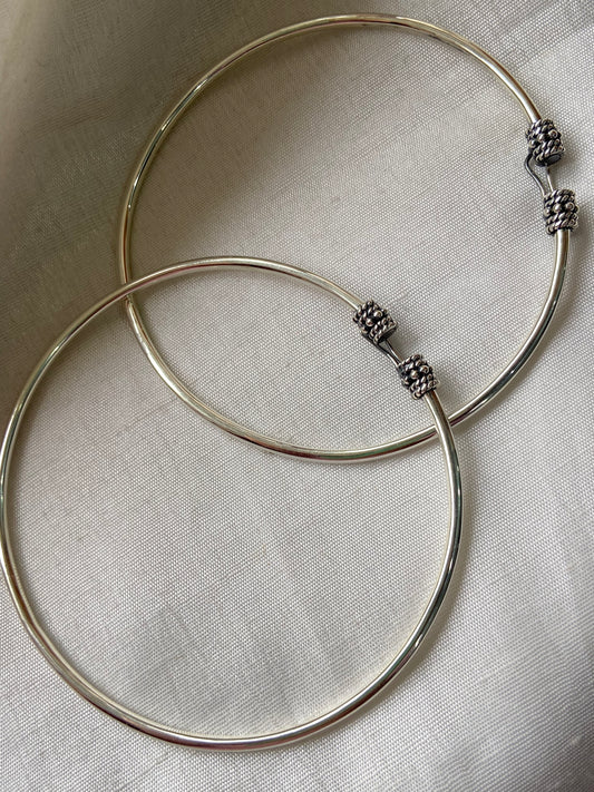 Celebrate the beauty of traditional Indian craftsmanship with this exquisite 925 Sterling Silver Banjara Style Anklet Payal Kadda for Women. Inspired by the rich heritage of Banjara and tribal jewelry, this anklet showcases a bold kada-style silhouette that beautifully blends cultural elegance with timeless fashion. Handcrafted in pure 925 sterling silver, the design reflects the artistry of skilled craftsmen while maintaining a minimalist yet striking appearance